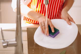 Ako dezinfikovať špongiu na