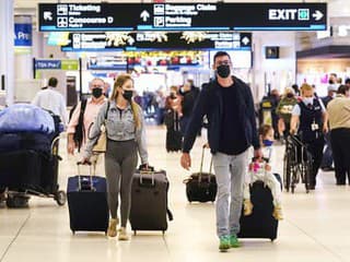 Cestujúci kráčajú s batožinou