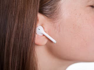 Odborníci upozorňujú na SLÚCHADLÁ