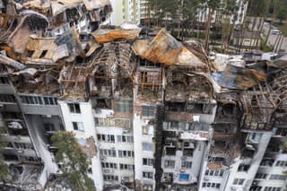 Zničená budova v Irpine