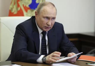 Vladimir Putin úraduje zo sídla Novo-Ogaryovo.