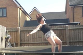 Trampolína sa stala jablkom