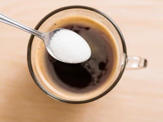 Neodmietajte KÁVU s CUKROM: