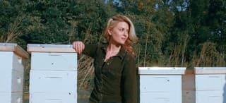 Krásna Erika zachraňuje včely