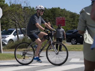 Joe Biden počas výletu na bicykli. 