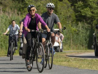Americký prezident Joe Biden spadol z bicykla