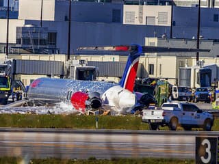 Lietadlo leteckej spoločnosti Red Air so 126 ľuďmi na palube začalo horieť po pristátí na medzinárodnom letisku v Miami 