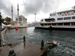 Muž skáče do vôd