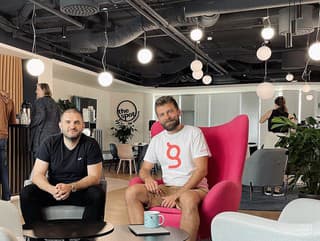 Študoval na Oxforde, teraz