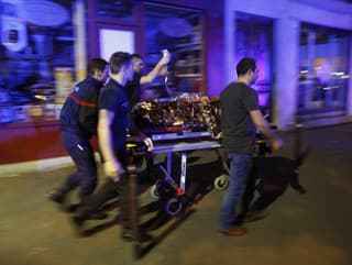 Po streľbe bola evakuovaná osoba pred divadlom Bataclan v Paríži, 14. novembra 2015.