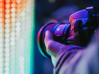 Ľudia predávajú svoje nahé