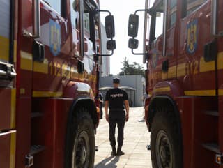 V boji proti lesným požiarom v Grécku pomáhajú v lete aj hasiči z Rumunska