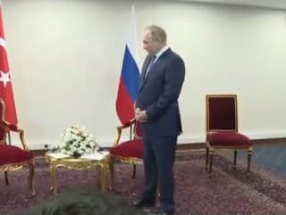 Nervózny Putin Musel čakať