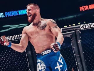 Vémolovi jeden opasok nestačí