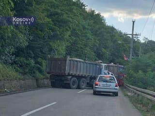 Kosovskí Srbi odstránili barikády