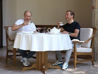 Vladimir Putin a Dmitrij Medvedev v časoch, keď ešte spolu dobre vychádzali