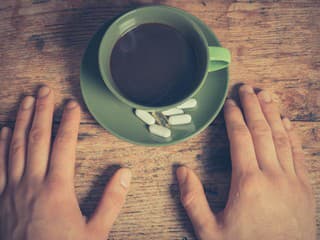 Zapíjate TIETO lieky KÁVOU?