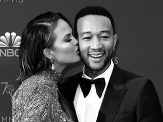 Chrissy Teigen a John