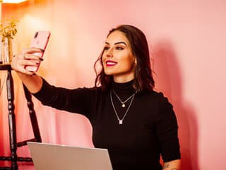 Ovplyvňujú názory, ale aj