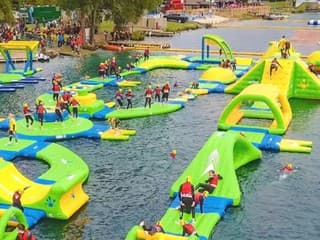 Kamaráti plačú za Kyrou,