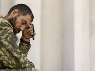 Ukrajinský vojak sa modlí