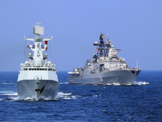 Dve americké vojnové lode
