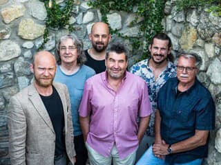 muzikantská zostava na turné