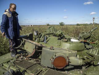 Opustený ruský tank blízko Iziumu. 