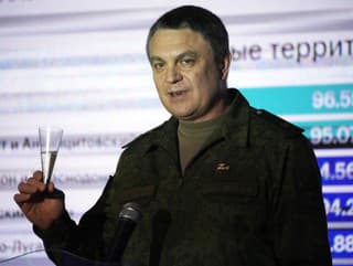 Líder Luhanskej ľudovej republiky (LĽR) Leonid Pasečnik drží pohár šampanského po skončení referenda