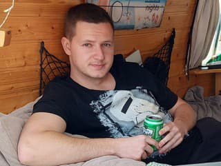 Adam rozbieha firmy od