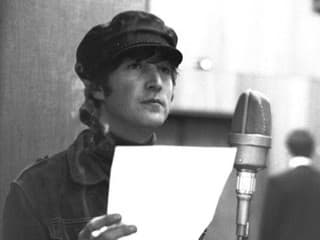 John Lennon pri nahrávaní.