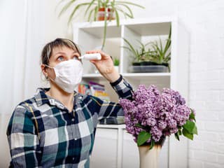 Svrbia, červenajú alebo slzia