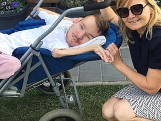 NECHODÍ, NEHÝBE SA a