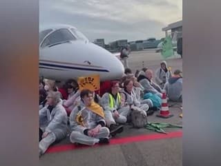 Aktivisti blokujúci lietadlo.