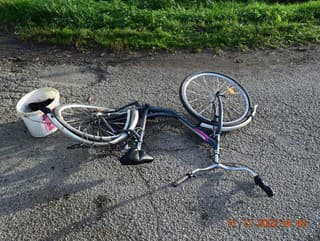 Cyklistka skončila pod kolesami