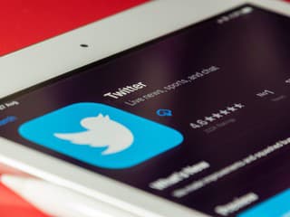 Musk kúpil Twitter, nespokojní