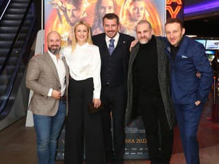 Natália Germáni a Ján Jackuliak s tvorcami na premiére filmu Princezná zakliata v čase 2