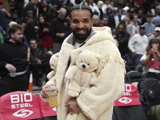 Drake počas nočného zápasu