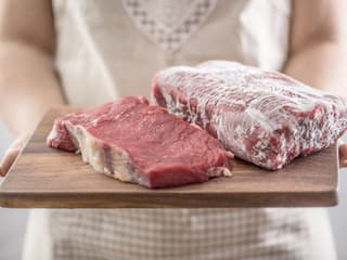 Rozmrazujete mäso na kuchynskej