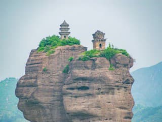 Kamenné dvojčatá trápia vedcov