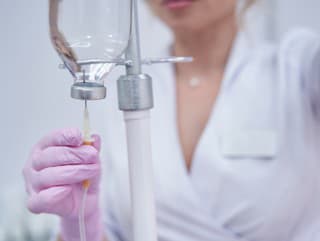 Má rakovinu a celú