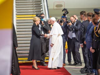 Prezidentka Zuzana Čaputová sa lúči s pápežom Františkom.