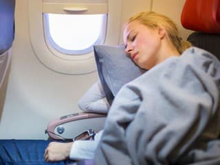 Žena zaspala v lietadle: