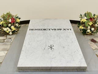Vatikán otvoril hrobku emeritného