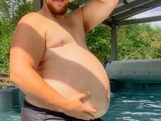 Danny Wakefield (36) hrdo predstavuje svoj tehotenské brucho na fotke z roku 2020.