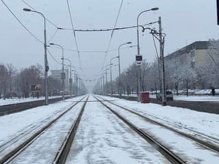 Sneh v Bratislave skomplikoval