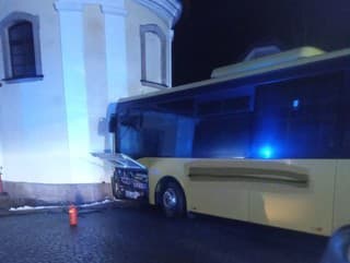 V Česku narazil autobus