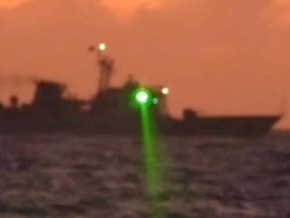 Čínska bojová loď osvetľuje