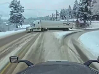 Vodič kamiónu na zasneženej