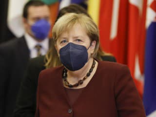 Prank na Merkelovú? Dvaja